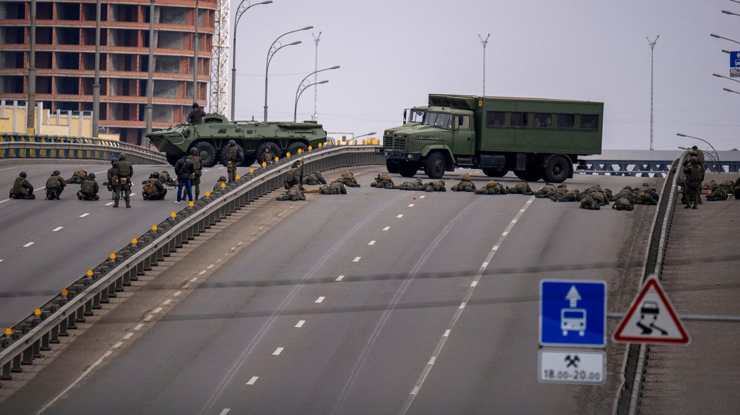 Ukrainische Soldaten sichern mit ihren bescheidenen Mitteln eine Brücke.