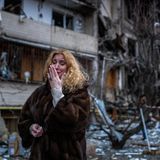 Eine Ukrainerin vor einem zerstörten Wohnhaus in der Hauptstadt.