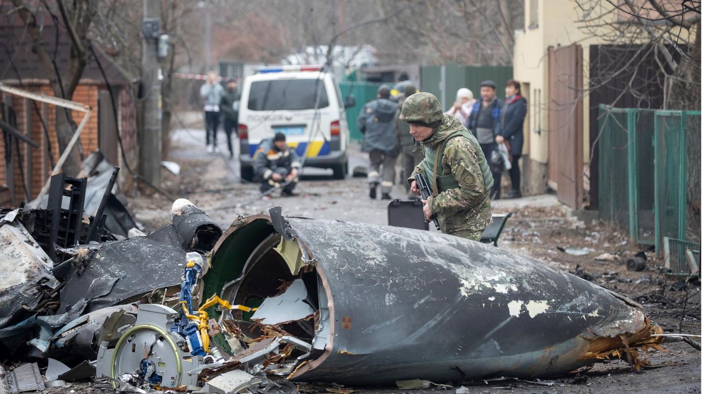 Ein Soldat der ukrainischen Armee inspiziert Fragmente eines abgestürzten Flugzeugs. Es ist nicht erkennbar, ob es sich um einen russischen oder ukrainischen Flieger handelt oder wer es zum Absturz gebracht hat.