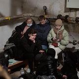 Menschen in Kiew suchen Schutz in einem Keller eines Gebäudes, während die Sirenen neue Angriffe ankündigen.