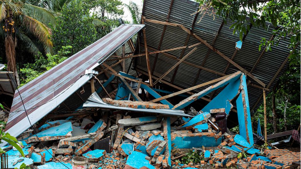 Sebuah rumah yang runtuh setelah gempa bumi di Indonesia