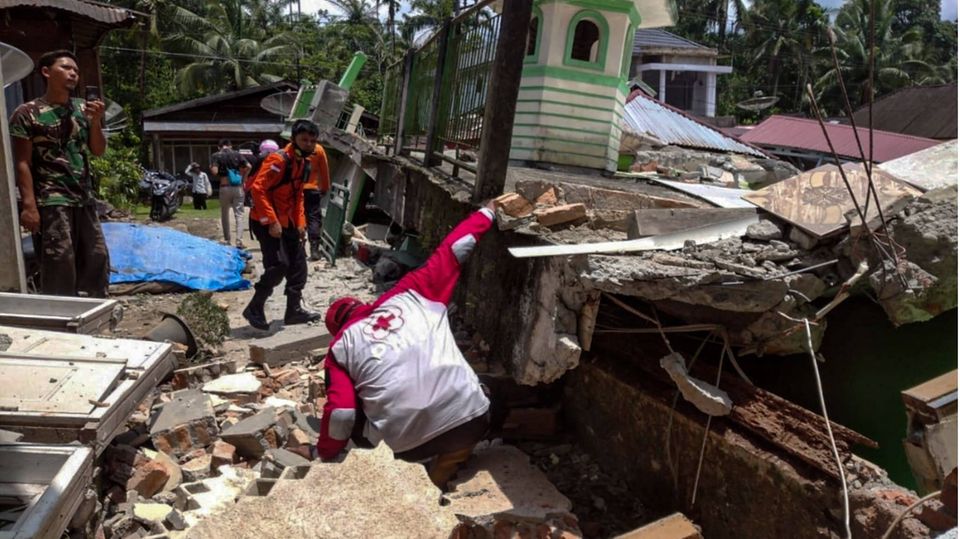 Search-and-Rescue Team sucht nach verschütteten Opfern auf Sumatra