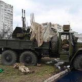 Im Norden der Stadt haben sich ukrainische und russische Einheiten heftige Gefechte in einem Wohngebiert geliefert. Das Bild zeigt laut Agentur die Leichen erschossener russischer Soldaten, die in ukrainischen Uniformen kämpften, aber offenbar erkannt wurden.