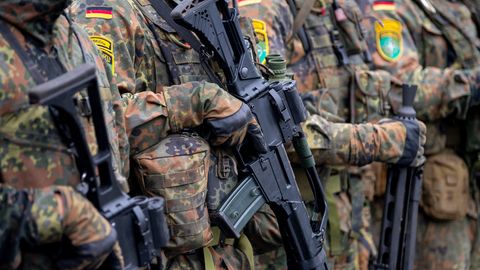 Deutsche Soldaten der Enhanced Forward Presence (eFP) Battle Group in voller Ausrüstung