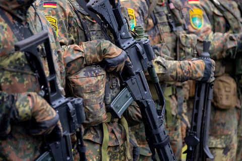 Deutsche Soldaten der Enhanced Forward Presence (eFP) Battle Group in voller Ausrüstung