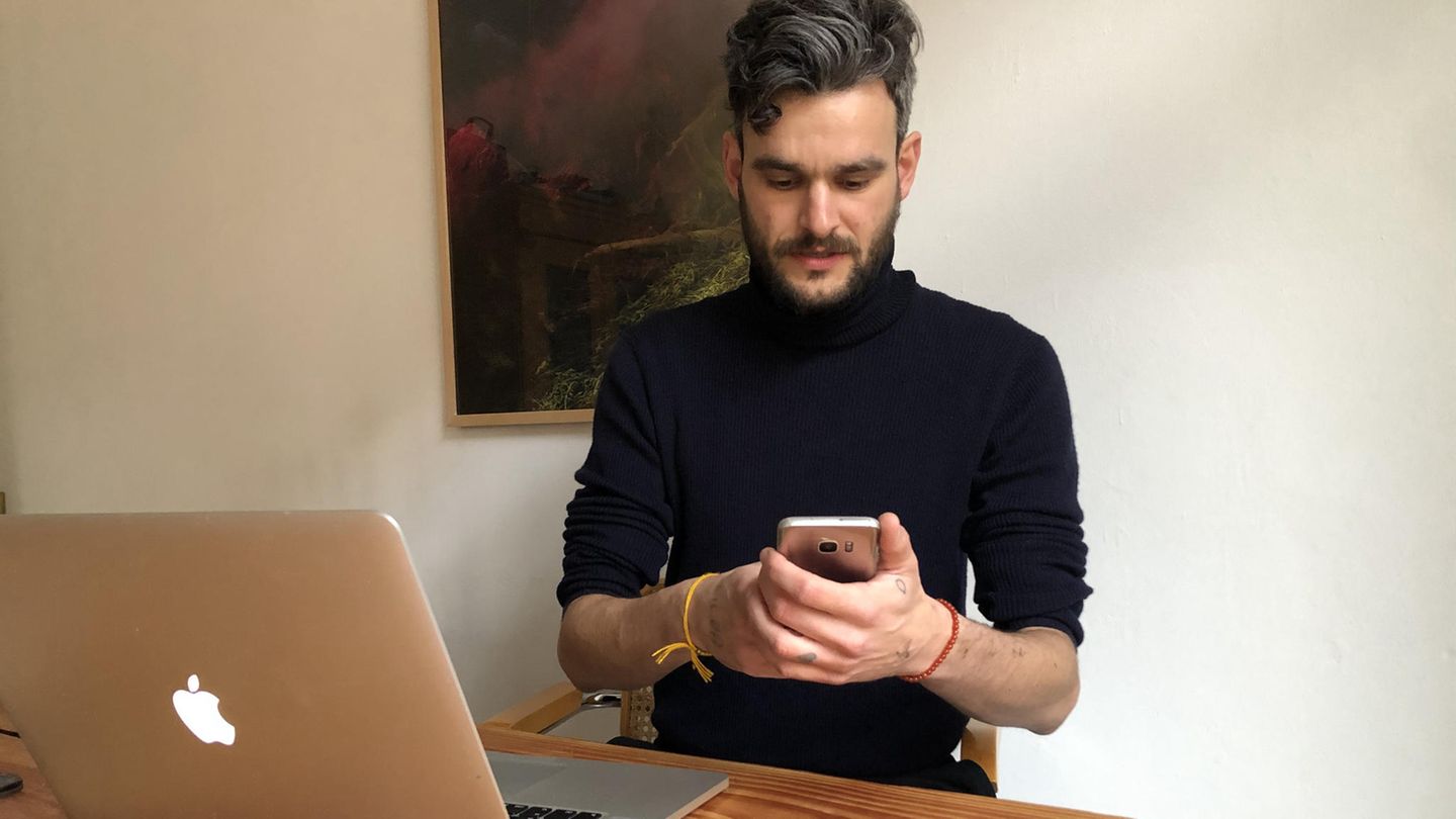Moritz Hermann scrollt am Schreibtisch durch die Nachrichten