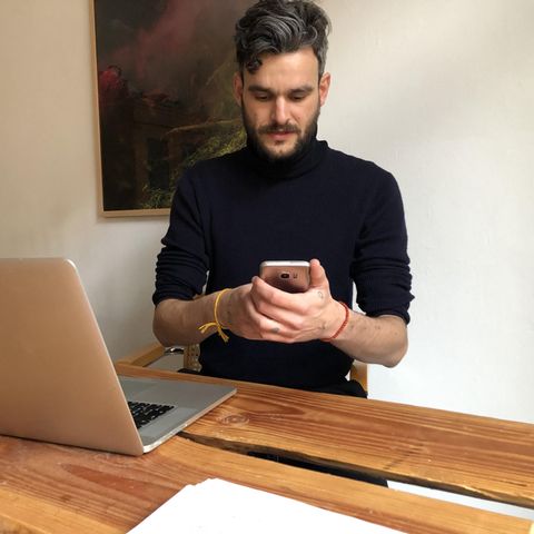 Moritz Hermann scrollt am Schreibtisch durch die Nachrichten