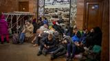 Auch U-Bahn-Stationen dienen als Schutzräume vor russischen Bomben.