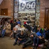 Auch U-Bahn-Stationen dienen als Schutzräume vor russischen Bomben.