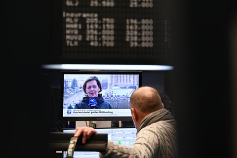 Börsenhändler in Frankfurt vor seinen Bildschirmen