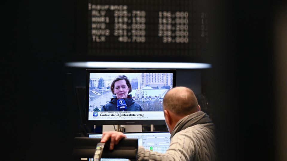Börsenhändler in Frankfurt vor seinen Bildschirmen