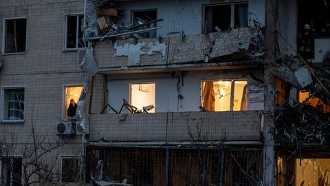 Ein Mann begutachtet die Schäden an einem Gebäude nach einem Raketenangriff auf Kiew