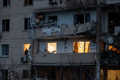 Ein Mann begutachtet die Schäden an einem Gebäude nach einem Raketenangriff auf Kiew