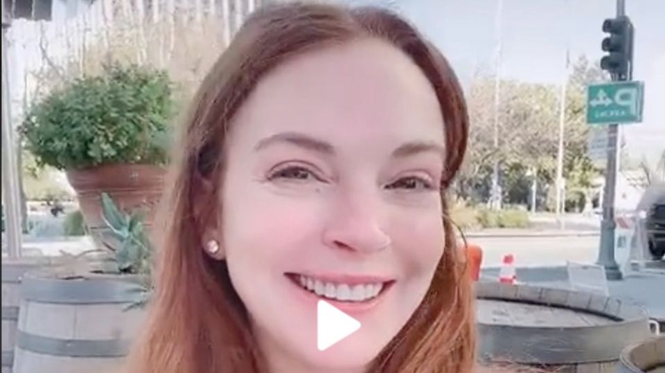 Lindsay Lohan lacht in einem Tiktok-Video