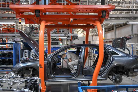 Ein Arbeiter montiert ein Fahrzeug