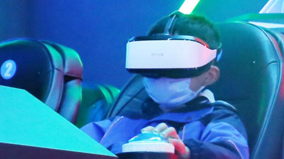 Über VR-Brillen können Kinder im Metaverse spielen