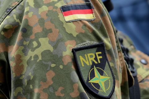 Schulterklappen eines deutschen Soldaten in der Nato-NRF