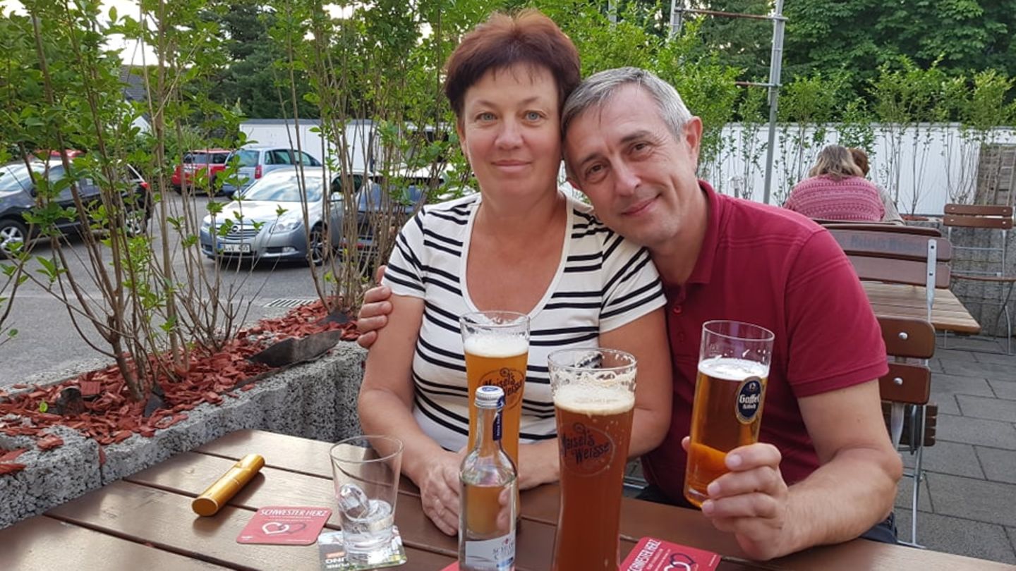 Frau und Mann im Biergarten Frau und Mann im Biergarten