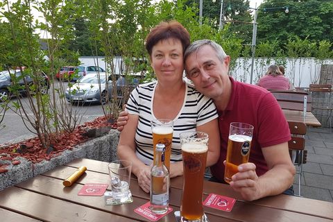 Frau und Mann im Biergarten