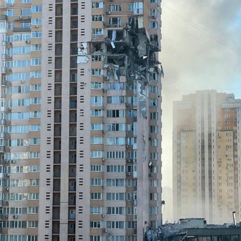 Ukraine: Ein Hochhaus mitten in Kiew, das von einer Rakete getroffen worden ist.
