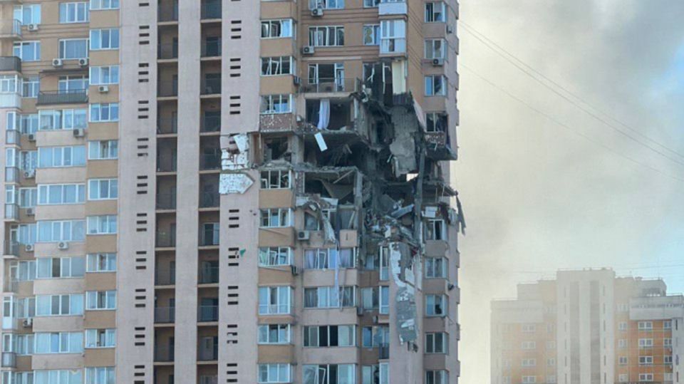 Ukraine: Ein Hochhaus mitten in Kiew, das von einer Rakete getroffen worden ist.