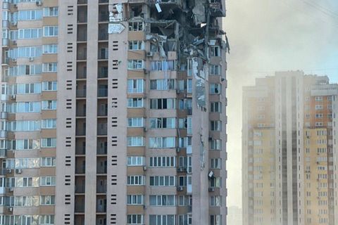 Ukraine: Ein Hochhaus mitten in Kiew, das von einer Rakete getroffen worden ist.