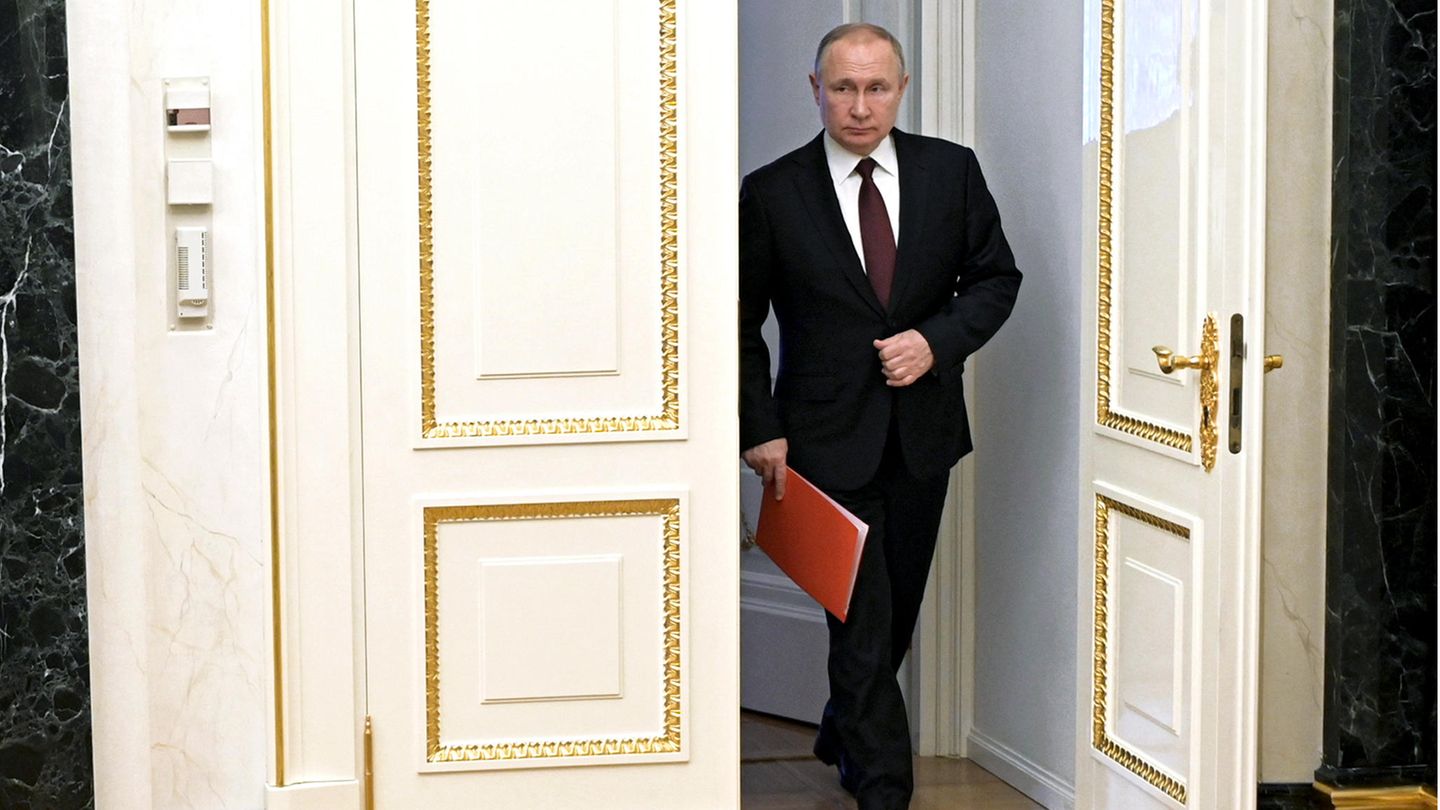 Vladimir Putin: These sanctions are imposed by the EU and the USA because of Ukraine