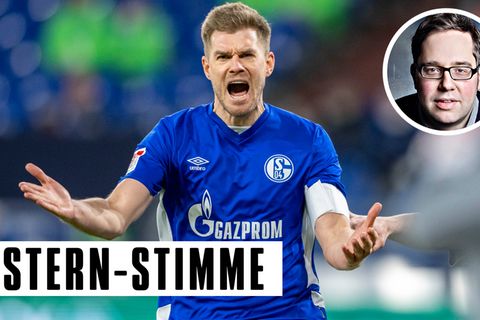 Ein blonder Fußballer trägt ein blaues Trikot mit weißem Gazprom-Logo und dem Wappen von Schalke 04