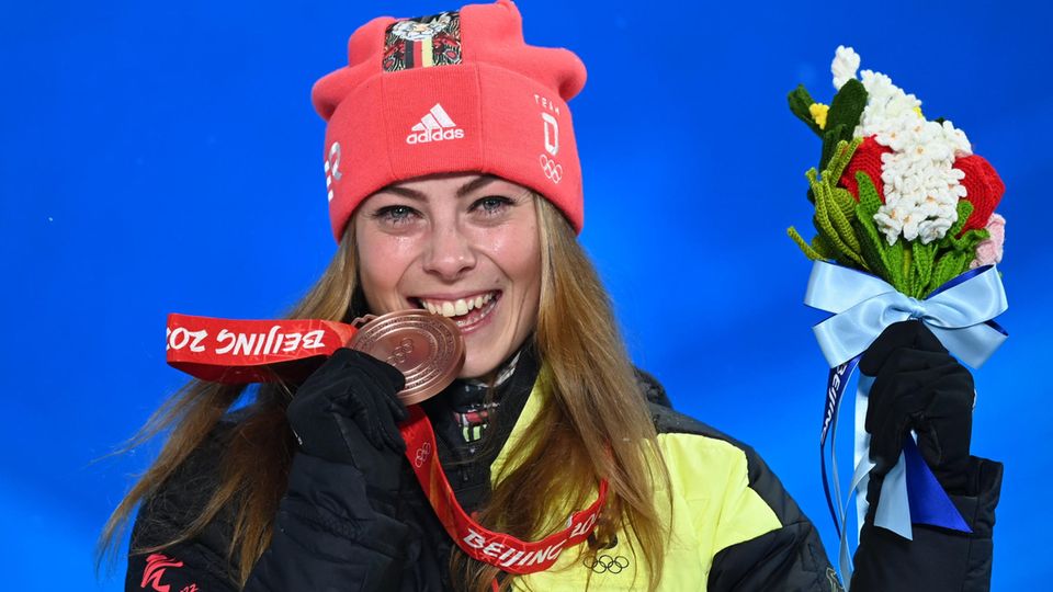 Daniela Maier aus Deutschland jubelt mit ihrer Bronzemedaille