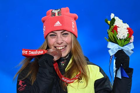 Daniela Maier aus Deutschland jubelt mit ihrer Bronzemedaille