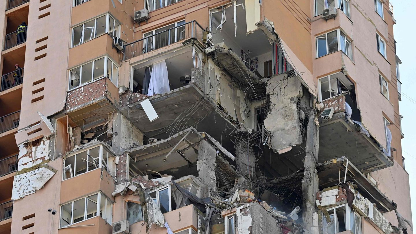 Ukraine: Rocket hits apartment building in Kiev