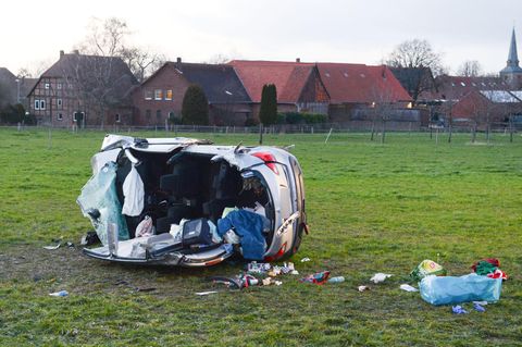 Ein zerstörtes Auto liegt in Barsinghausen auf einer Wiese