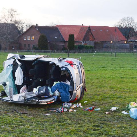 Ein zerstörtes Auto liegt in Barsinghausen auf einer Wiese