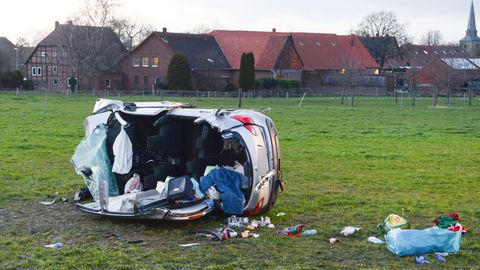 Ein zerstörtes Auto liegt in Barsinghausen auf einer Wiese