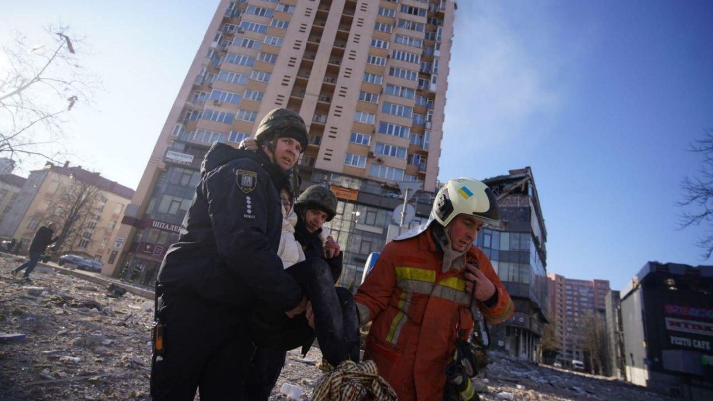 Russland-Ukraine-Krieg: In Kiew werden Menschen aus einem Hochhaus evakuiert