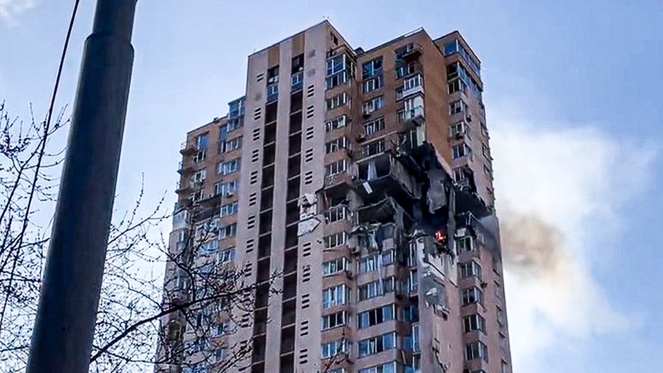 Ukraine: Rakete in Wohnblock eingeschlagen Ukraine: Rakete in Wohnblock eingeschlagen