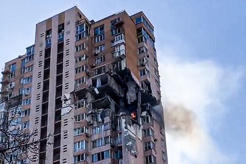 Ukraine: Rakete in Wohnblock eingeschlagen