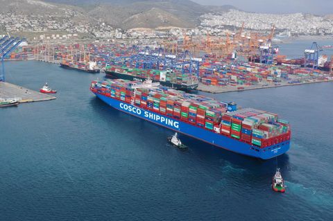 Geopolitische Häfen für Russland, China und Co.: Cosco Shiff legt im Hafen von Piräus in Griechenland an
