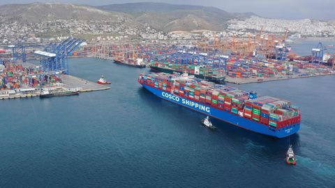Geopolitische Häfen für Russland, China und Co.: Cosco Shiff legt im Hafen von Piräus in Griechenland an
