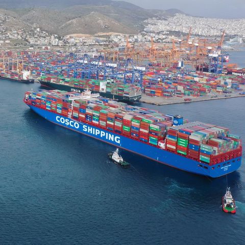 Geopolitische Häfen für Russland, China und Co.: Cosco Shiff legt im Hafen von Piräus in Griechenland an
