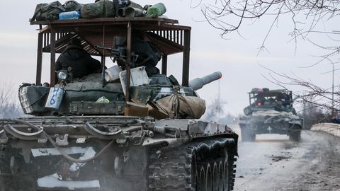 Zwei russische Panzer fahren hintereinander her