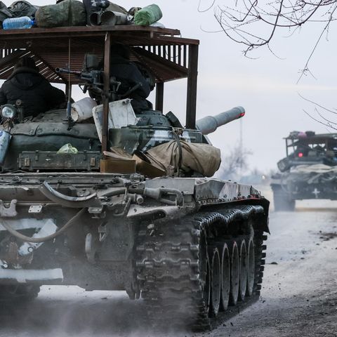 Zwei russische Panzer fahren hintereinander her