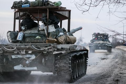 Zwei russische Panzer fahren hintereinander her