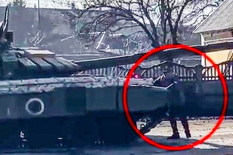 Ukraine-Krieg: Zivilist versucht, russische Panzerkolonne alleine zu stoppen