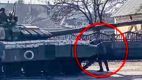 Ukraine-Krieg: Zivilist versucht, russische Panzerkolonne alleine zu stoppen