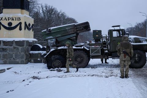 Ukrainische Soldaten am Stadtrand von Charkiw