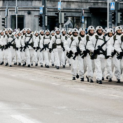 Militärparade in den Straßen Tallinns am 24. Februar