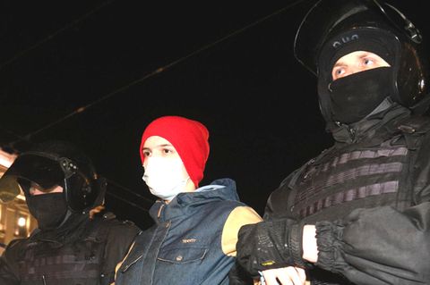 Viele Anti-Kriegs-Demos in Russland: Polizei geht hart vor und nimmt wohl Tausende fest
