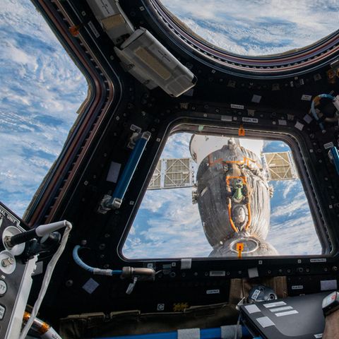 Astronaut Mark Vande Hei blickt aus der Internationalen Raumstation auf die Erde