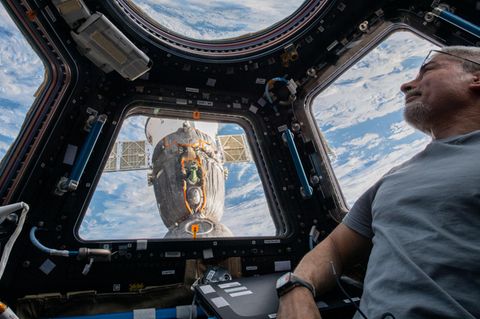 Astronaut Mark Vande Hei blickt aus der Internationalen Raumstation auf die Erde